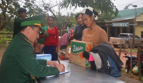 Lực lượng bộ đội biên phòng cắt cử các cán bộ hướng dẫn, ghi chép đầy đủ tên người dân và mặt hàng nhận miễn phí để quản lý.