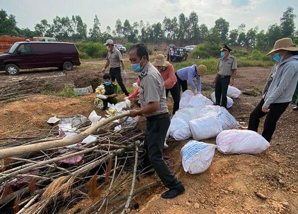 Cơ quan chức năng tiến hành tiêu hủy số ma túy.