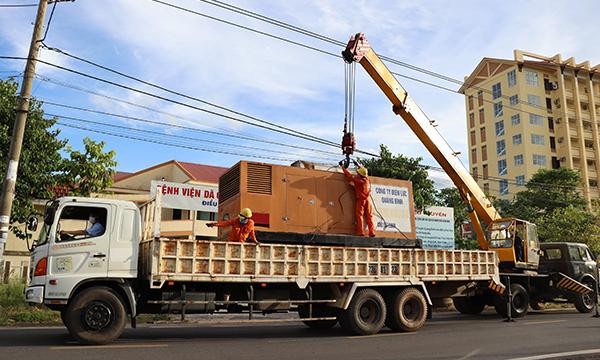 Nhân viên điện lực lắp đặt máy phát điện dự phòng 250kVA cho Bệnh viện dã chiến tỉnh Quảng Bình.