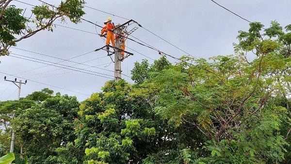 Công nhân Điện lực huyện Tuyên Hóa xử lý tiếp xúc, sửa chữa các điểm xung yếu trên đường dây 35kV Sông Gianh.