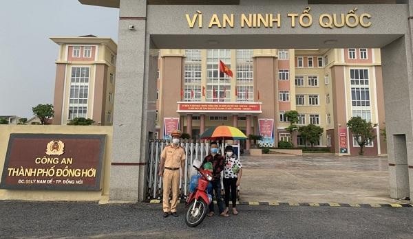 Cán bộ Đội CSGT - Trật tự Công an TP Đồng Hới bàn giao phương tiện cho hai vợ chồng tiếp tục hành trình về quê.