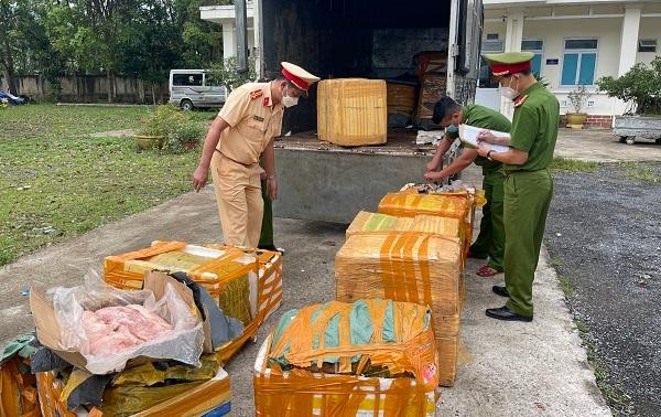 Lực lượng chức năng tiến hành lập biên bản, bàn giao toàn bộ tang vật và phương tiện để xử lý theo quy định.