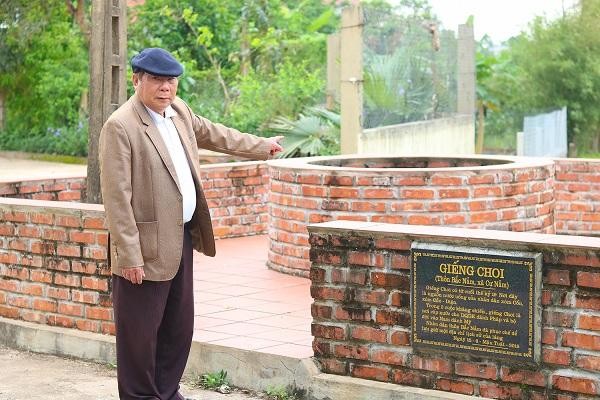 Thầy Nguyễn Hữu Phi bên di tích Giếng Choi .