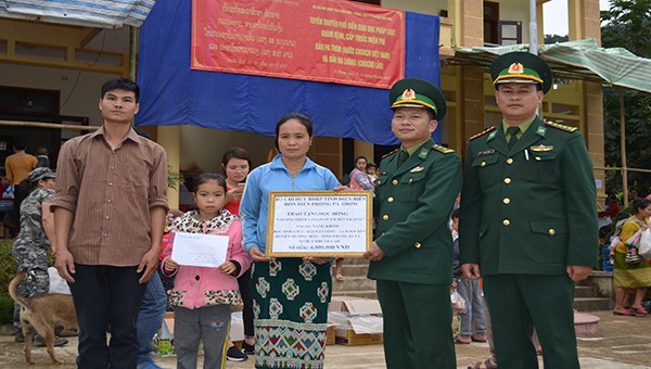 Bộ đội Biên phòng Điện Biên “nâng bước em tới trường”