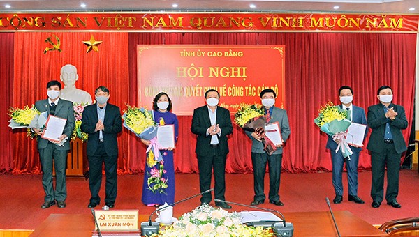 Lãnh đạo tỉnh Cao Bằng trao Quyết định cho các đồng chí được phê chuẩn, điều động, luân chuyển, bổ nhiệm