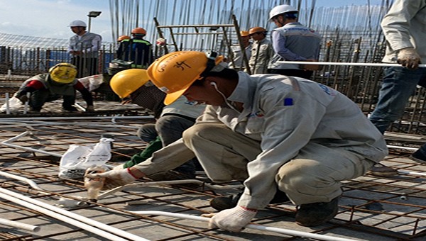 Sinh viên thực hành lắp đặt điện tại tòa chung cư GAMUDA tại Hà Nội