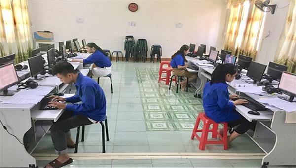 Thí sinh dự thi vòng chung kết cuộc thi "Pháp luật học đường" tại Trường THPT Thành phố