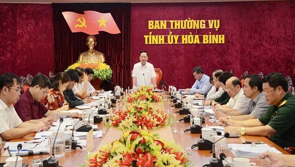 Ông Bùi Văn Tỉnh, Ủy viên BCH T.Ư Đảng, Bí thư Tỉnh ủy chủ trì hội nghị Ban Thường vụ Tỉnh ủy