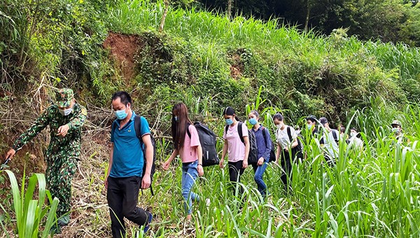 Đồn Biên phòng Cửa khẩu Trà Lĩnh đưa các công dân nhập cảnh trái phép từ biên giới về địa điểm cách ly.