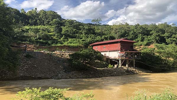 Công trình nhà ở hai tầng của hộ gia đình ông Lý Văn Dấu Hỳ xây dựng trái phép trên đất công.