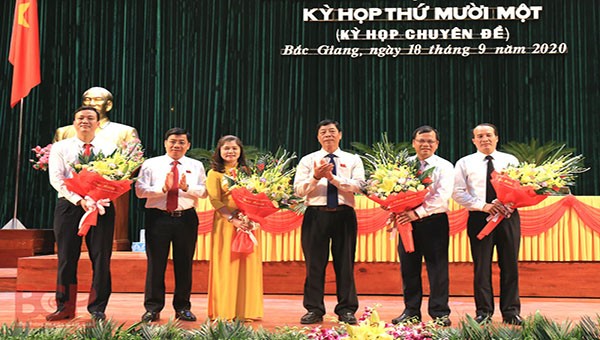 Bí thư Tỉnh ủy, Chủ tịch HĐND tỉnh Bùi Văn Hải và Phó Bí thư Tỉnh ủy, Chủ tịch UBND tỉnh Dương Văn Thái chúc mừng tân Phó Chủ tịch HĐND, UBND tỉnh và Ủy viên UBND tỉnh nhiệm kỳ 2016 - 2021.