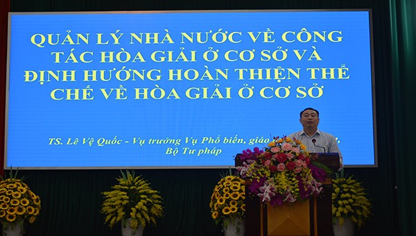 Đồng chí Lê Vệ Quốc - Vụ trưởng Vụ Phổ biến, giáo dục pháp luật, Bộ Tư Pháp truyền đạt các nội dung công tác quản lý nhà nước về hòa giải cơ sở