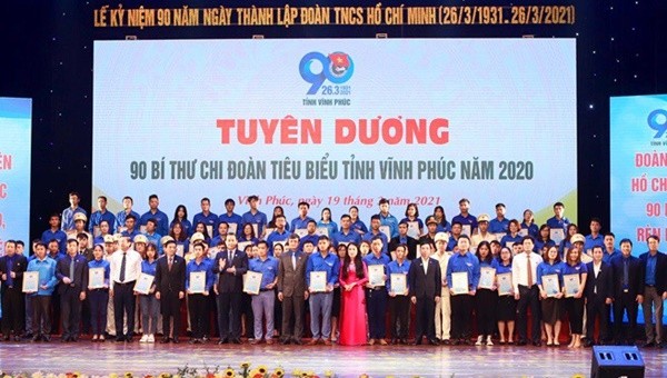 Lãnh đạo tỉnh trao Giấy khen và Kỷ niệm chương cho các Bí thư chi đoàn tiêu biểu Vĩnh Phúc năm 2020.