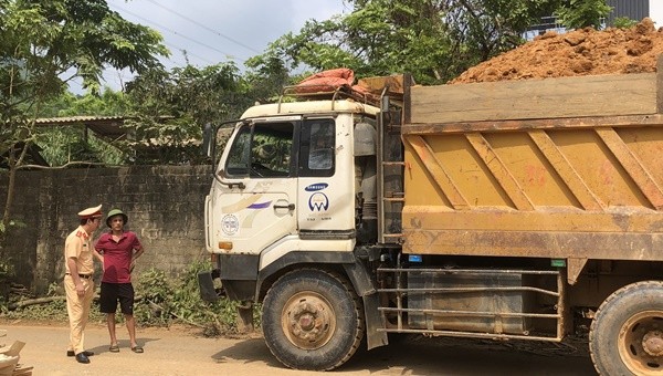 Lực lượng chức năng đã lập biên bản xử lý phương tiện vi phạm do Trần Văn Quang (SN 1988, trú tại Mường Do, Phù Yên, Sơn La) điều khiển 