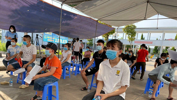 Những bệnh nhân COVID-19 đầu tiên ở Bắc Giang khỏi bệnh được xuất viện.