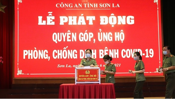 Công an tỉnh Sơn la quyên góp trong Lễ phát động.