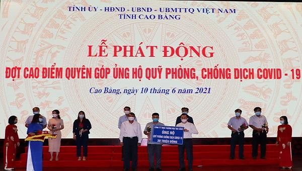 Lãnh đạo tỉnh Cao Bằng tặng hoa tri ân các cá nhân, đơn vị, tổ chức ủng hộ quỹ phòng chống dịch COVID-19.