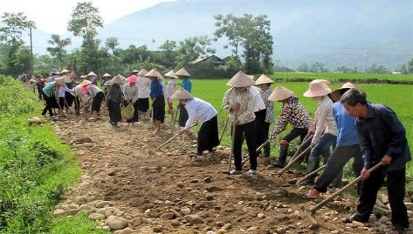 Nhân dân Văn Chấn chung sức mở đường giao thông nông thôn.