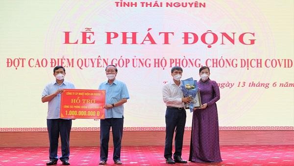 Bà Nguyễn Thanh Hải- Bí thư tỉnh Thái Nguyên và lãnh đạo Uỷ ban MTTQ Việt Nam tỉnh Thái Nguyên tiếp nhận và trao thư cảm ơn tới các cơ quan, tổ chức, đơn vị, doanh nghiệp, các nhà hảo tâm trên địa bàn tỉnh ủng hộ phòng, chống dịch COVID-19.