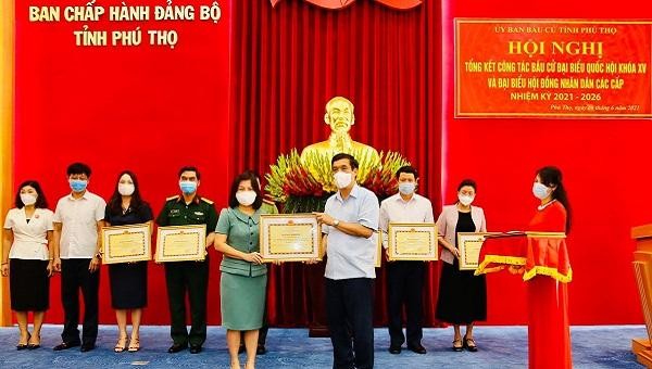 Ông Bùi Minh Châu, Bí thư Tỉnh Phú Thọ tặng Bằng khen cho Sở Tư pháp đã có thành tích xuất sắc trong phong trào thi đua tổ chức thành công cuộc bầu cử đại biểu Quốc hội khóa XV và đại biểu HĐND các cấp, nhiệm kỳ 2021 – 2026.