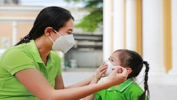 Cha mẹ cần quan tâm, chăm sóc trẻ nhiều hơn trong mùa dịch. Ảnh minh họa