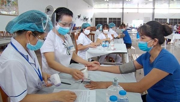 Khám sàng lọc tiêm vaccine phòng COVID-19 cho công nhân làm việc trên địa bàn tỉnh.