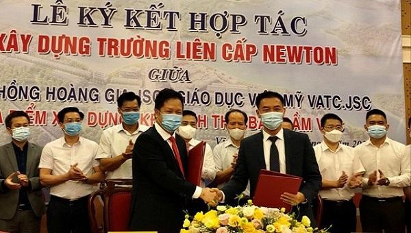 Đại diện 2 đơn vị ký kết hợp tác xây dựng Trường liên cấp Newton.