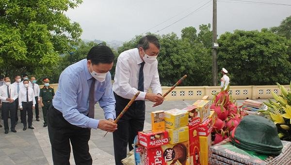 Lãnh đạo tỉnh thắp hương tưởng niệm các anh hùng liệt sỹ.