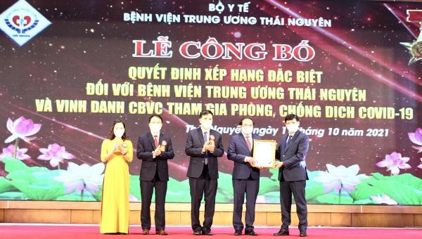 Ông Nguyễn Thanh Long, Ủy viên BCH Trung ương Đảng, Bộ trưởng Bộ Y tế trao Quyết định xếp Hạng đặc biệt đối với Bệnh viện Trung ương Thái Nguyên.