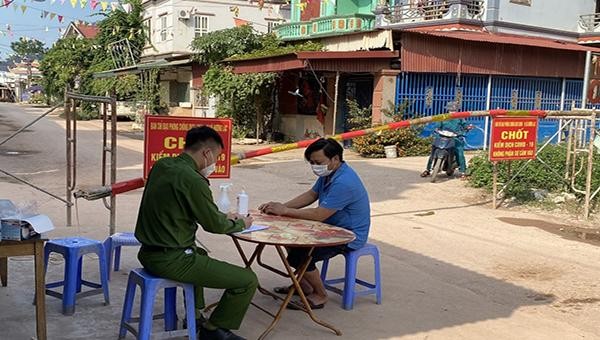 Công an xã Hương Lạc làm việc với đối tượng Trần Xuân V tại chốt kiểm soát thôn Nội Con 2