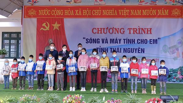 17 em học sinh đại diện cho 188 học sinh có hoàn cảnh khó khăn nhận máy tính bảng