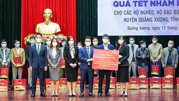 Đại diện Danko Group trao quà Tết cho các xã trên địa bàn huyện Quảng Xương