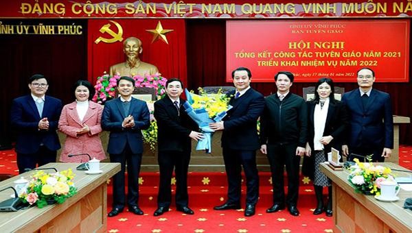 Ông Phạm Hoàng Anh, Phó Bí thư Thường trực Tỉnh ủy tặng hoa chúc mừng Ban biên tập Trang thông tin điện tử Tỉnh ủy. Ảnh: Bích Phượng