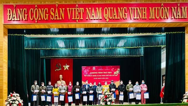 Ông Nguyễn Tuấn Song – Phó Bí thư Huyện uỷ, Chủ tịch UBND huyện và ông Nguyễn Ngọc Vinh - Phó Bí thư thường trực Đảng Uỷ Tập đoàn Phenikaa đại diện lên trao quà cho bà con