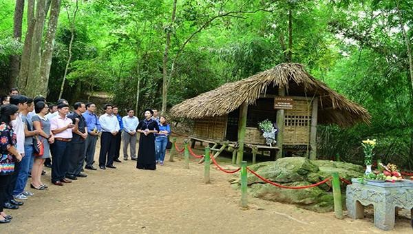 Lán Nà Nưa, thôn Tân Lập, xã Tân Trào (Sơn Dương) là nơi Bác Hồ đã ở, làm việc từ cuối tháng 5 đến ngày 22-8-1945 để lãnh đạo cuộc Tổng khởi nghĩa Tháng 8 giành chính quyền trong cả nước