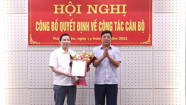 Ông Đặng Xuân Trường, Phó Chủ tịch Thường trực UBND tỉnh trao quyết định mới cho đồng chí Mai Trọng Tấn. (Nguồn: Cổng thông tin điện tử Thái Nguyên)