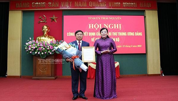 Bà Nguyễn Thanh Hải, Bí thư Tỉnh uỷ trao Quyết định của Ban Bí thư Trung ương Đảng về việc chuẩn y giữ chức Ủy viên Ban Thường vụ Tỉnh ủy Thái Nguyên, nhiệm kỳ 2020 - 2025 cho đồng chí Bùi Văn Lương. (Ảnh: Cổng thông tin tỉnh Thái Nguyên)