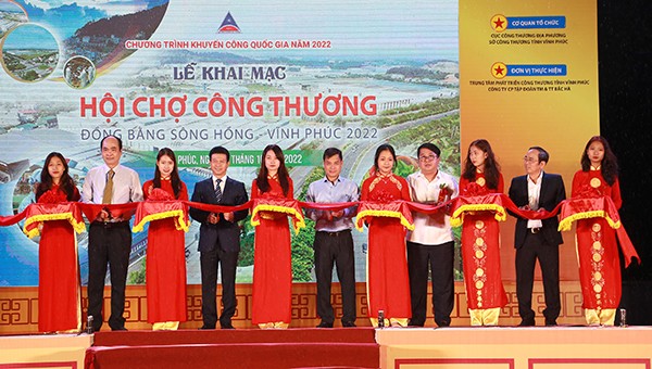 Các đại biểu cắt băng khai mạc hội chợ.