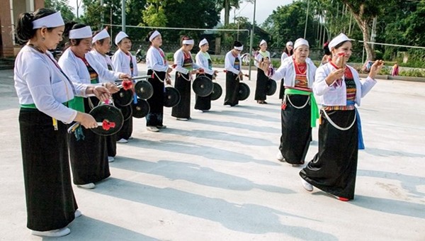 Biểu diễn cồng chiêng của dân tộc Mường trên địa bàn huyện Thạch Thất, TP. Hà Nội