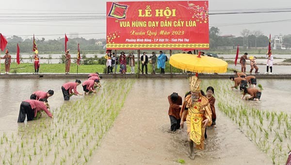  Lễ hội Vua Hùng dạy dân cấy lúa