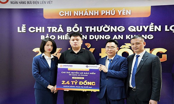 Đại diện gia đình khách hàng nhận số tiền 2,4 tỷ đồng bồi thường chi trả quyền lợi bảo hiểm tại LienVietPostBank Chi nhánh Phú Yên 