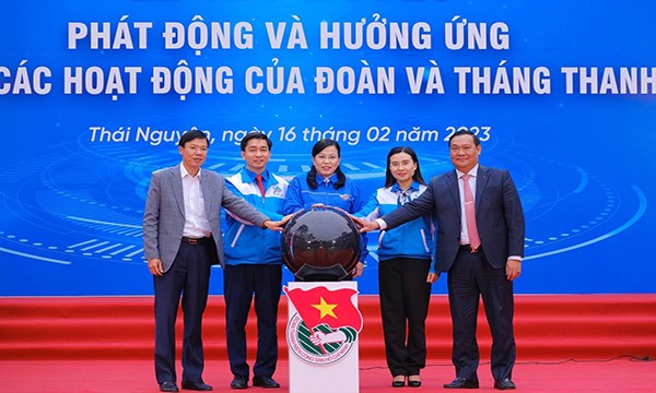 Các đại biểu thực hiện nghi thức phát động Năm chuyển đổi số các hoạt động của Đoàn và Tháng Thanh niên năm 2023