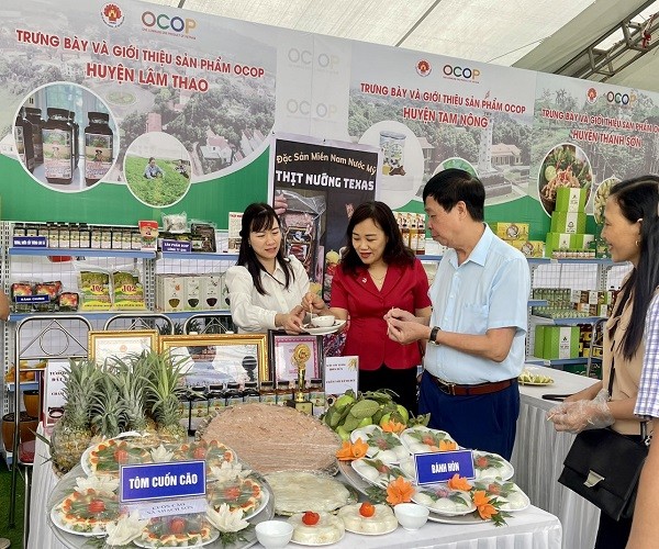 Lãnh đạo tỉnh Phú Thọ tham quan các gian hàng (Ảnh: Ngọc Tuyết)