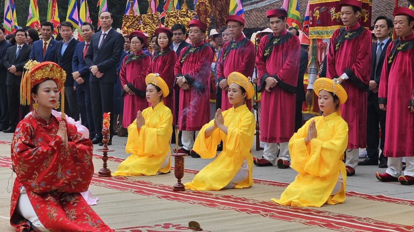 Phần Tế nữ quan do các cô gái thanh tân thực hiện lễ tế Tổ Mẫu Âu Cơ theo nghi thức truyền thống (Ảnh: Tạ Toàn)