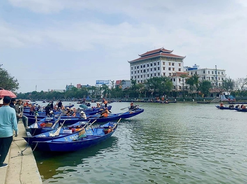 Hoạt động đi lại du xuân của du khách tại chùa Hương đi vào quy củ, đảm bảo trật tự và văn minh (Ảnh: Vũ Tiến)