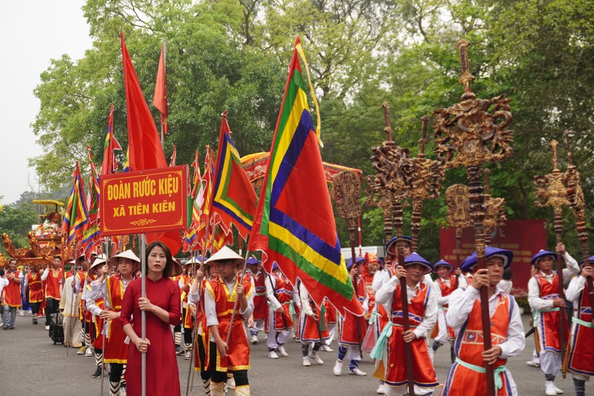 Không chỉ thể hiện tinh thần đoàn kết, tính cộng đồng dân tộc, Lễ rước kiệu của người dân vùng ven Khu di tích Đền Hùng còn góp phần tạo sự phong phú, hấp dẫn của các hoạt động văn hóa dân gian trong dịp Giỗ Tổ.