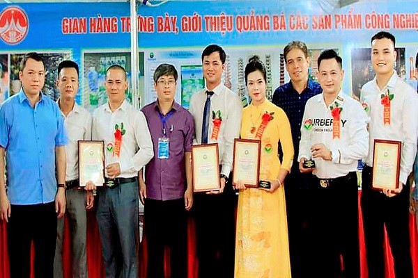 Đại diện các doanh nghiệp của Vĩnh Phúc tham gia Lễ tôn vinh và Hội chợ triển lãm hàng công nghiệp nông thôn tiêu biểu khu vực phía Bắc - Hà Nội năm 2024.