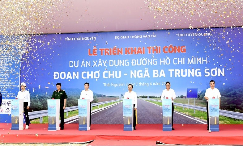 Các đại biểu bấm nút khởi công công trình. (Ảnh: Hoàng Thu)