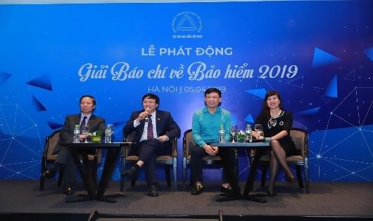 Ban giám khảo trả lời câu hỏi của các phóng viên, nhà báo tới tham dự lễ phát động Giải báo chí về bảo hiểm 2019