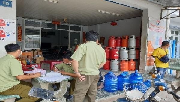 Đoàn kiểm tra đang tiến hành kiểm tra tại Cửa hàng kinh doanh khí dầu mỏ hóa lỏng (LPG).